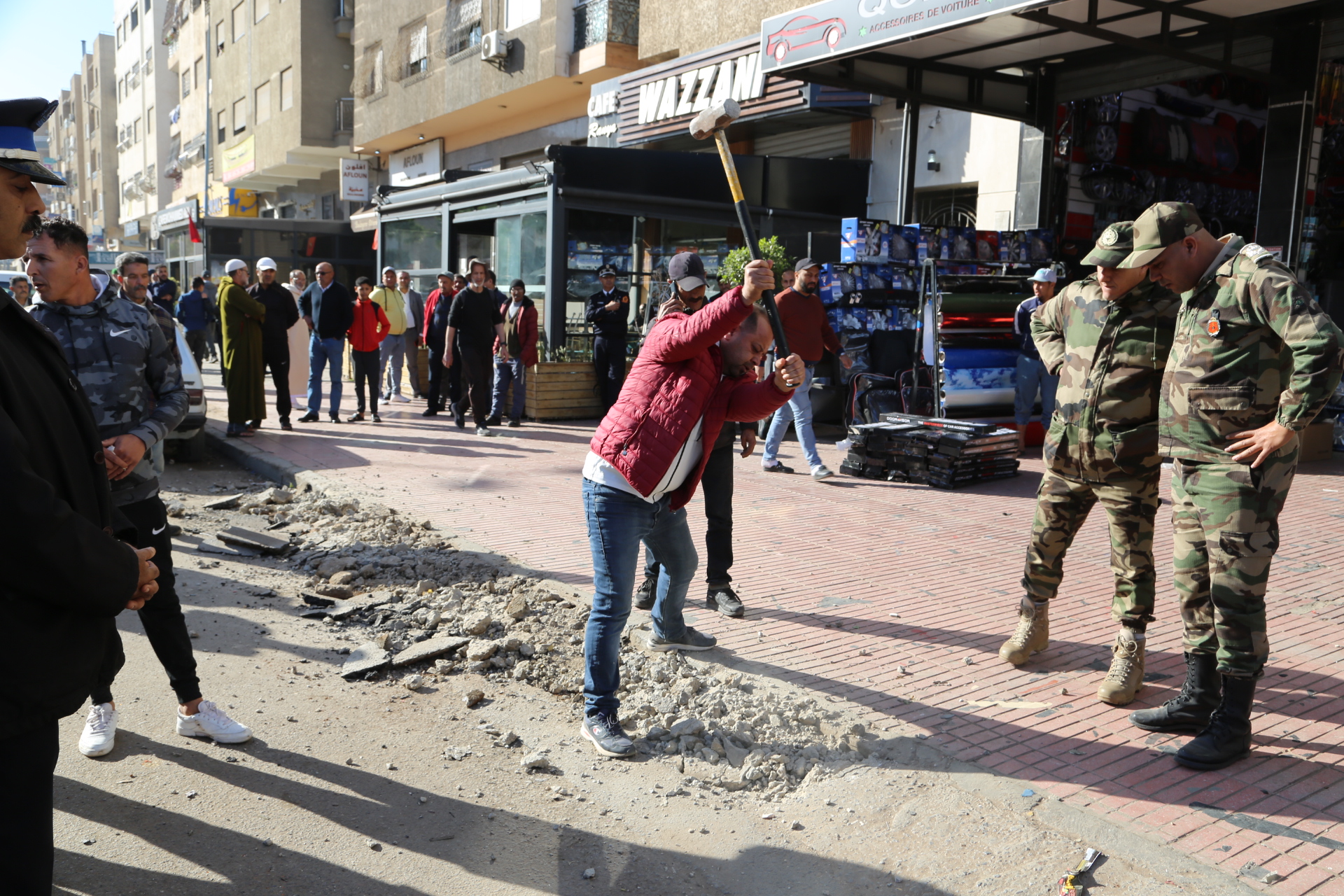 تحرير الملك العمومي بسيدي مومن بين (أداء الواجب وغياب اللوجيستيك)