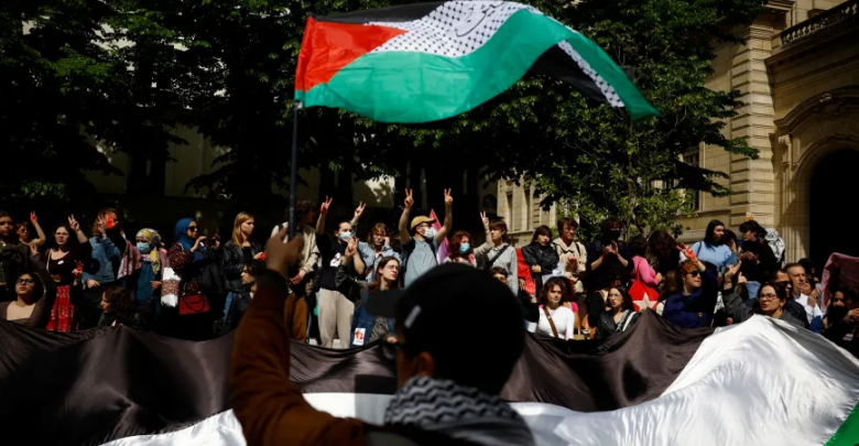 عشرات المتظاهرين يعتصمون بجامعة السربون بباريس احتجاجا على الحرب في غزة